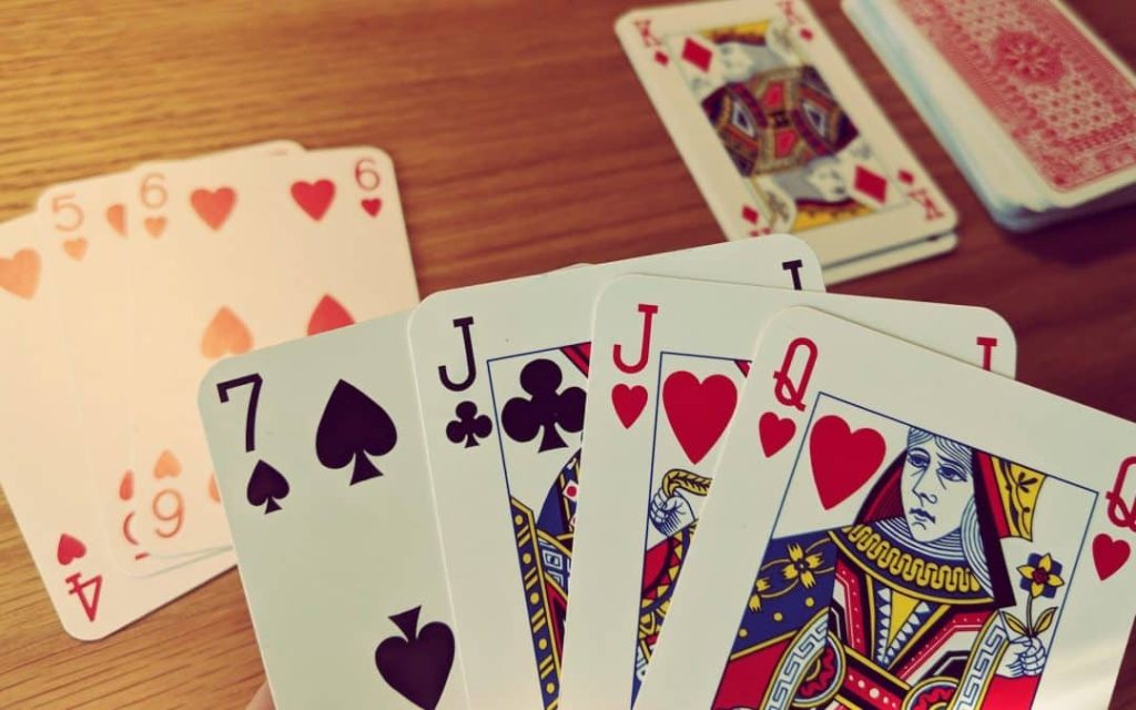 PK365 Card Games – How to Read Opponents and Adapt Your Strategy